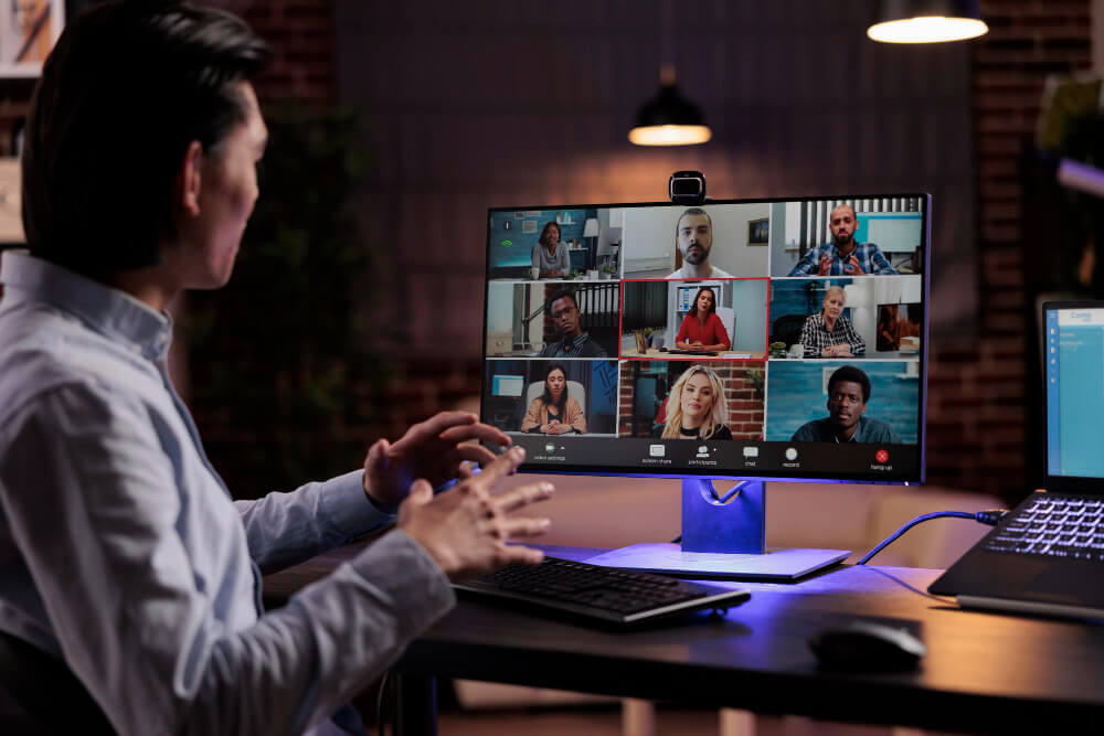 Using-videocall-conference-to-meet-with-business-people